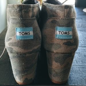 TOMS NWOB camouflage wedge booties